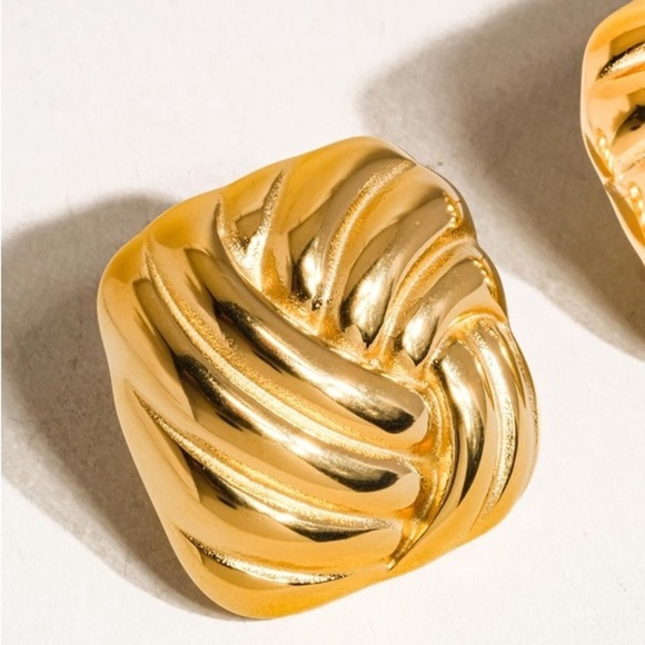 18K Gold Wavy Square Earrings - Picture 2 of 3